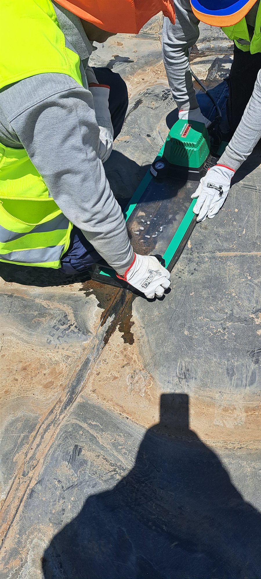 Control con campana de vacío en geomembrana HDPE en terreno