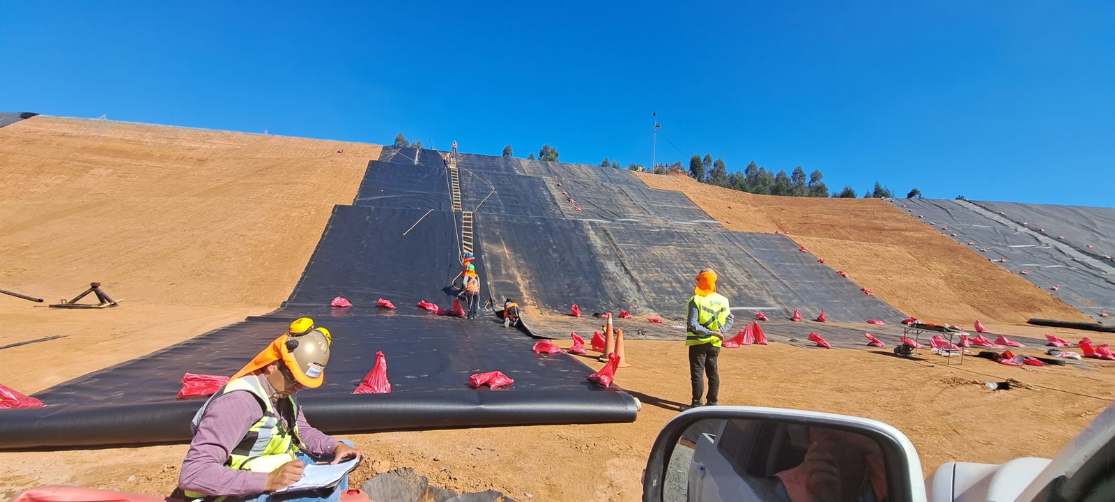 Despliegue de geomembrana HDPE en talud industrial en Chile