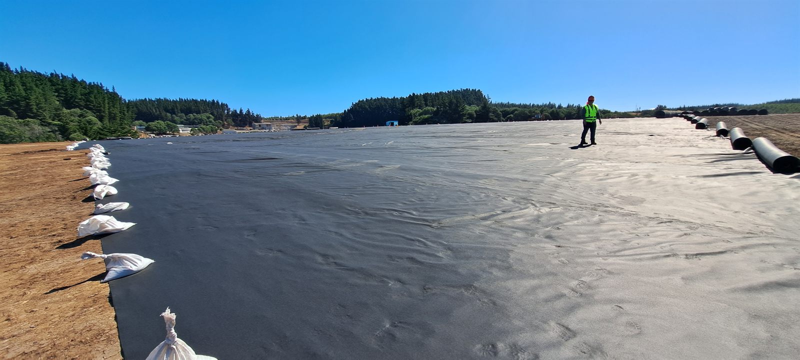 Instalación de geomembrana HDPE en proyecto industrial en Chile