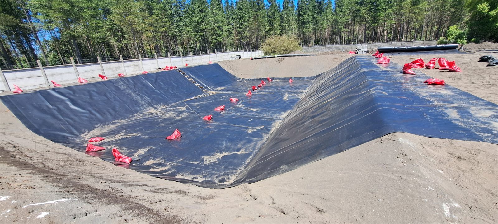 Piscina industrial revestida con geomembrana HDPE en Chile